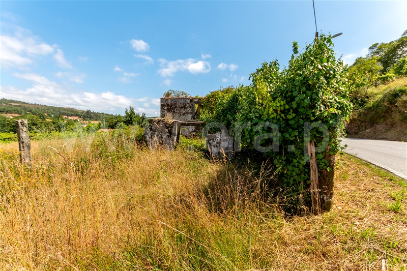 Terreno com ruina / Vila Nova de Cerveira, Candemil e Gondar
