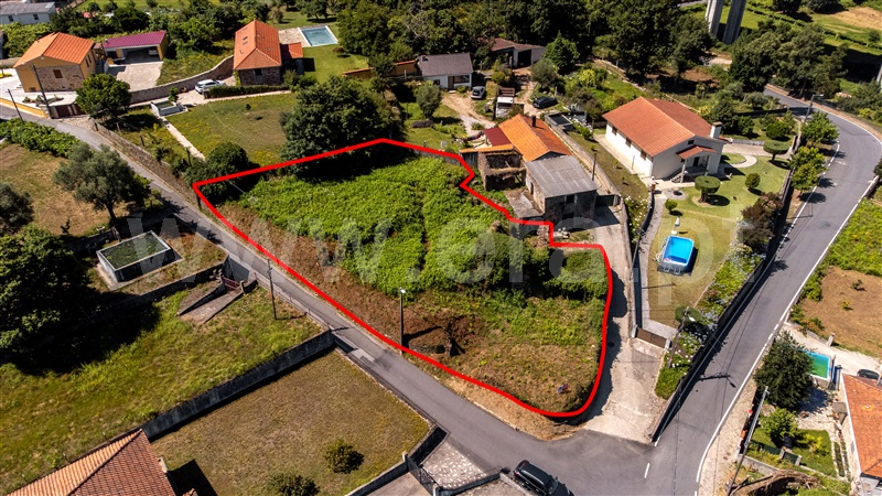Terreno com ruina / Vila Nova de Cerveira, Cornes