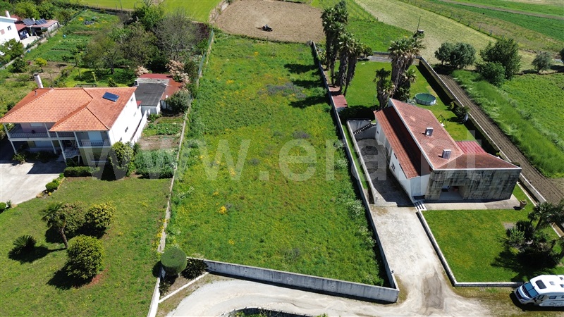 Terreno Misto / Barcelos, Carapeços