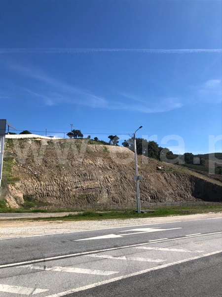 Terreno na estrada nacional que liga Mirandela a Vila flor.
Muito bos exposição solar. Vistas desafogadas sobre Mirandela  e montes circundantes.