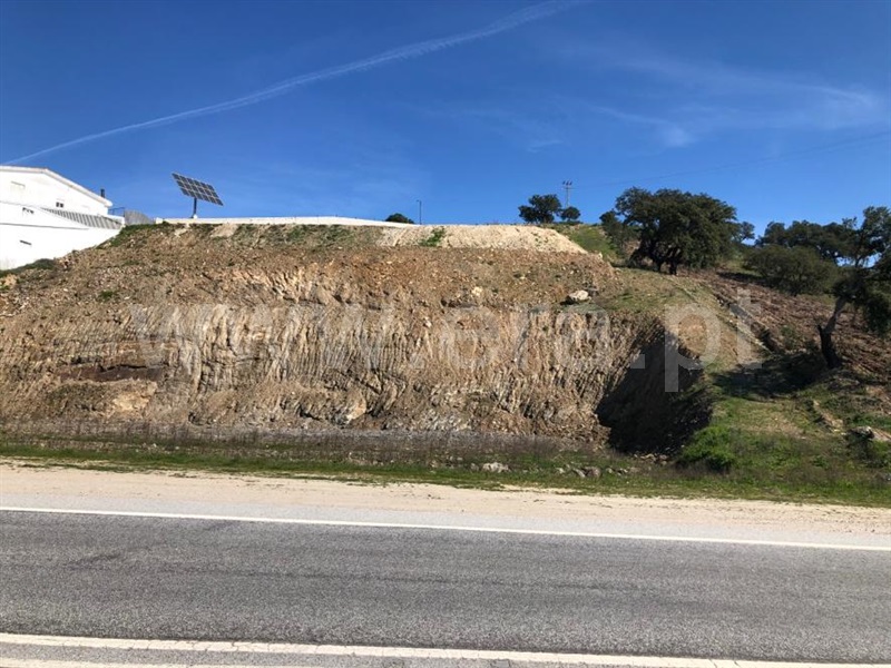Terreno na estrada nacional que liga Mirandela a Vila flor.
Muito bos exposição solar. Vistas desafogadas sobre Mirandela  e montes circundantes.