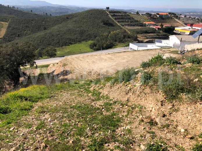 Terreno na estrada nacional que liga Mirandela a Vila flor.
Muito bos exposição solar. Vistas desafogadas sobre Mirandela  e montes circundantes.