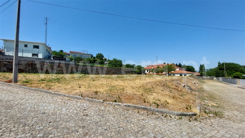 Terreno / Paredes, Duas Igrejas