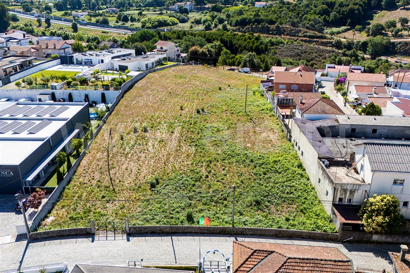 Terreno / Paredes, Paredes
