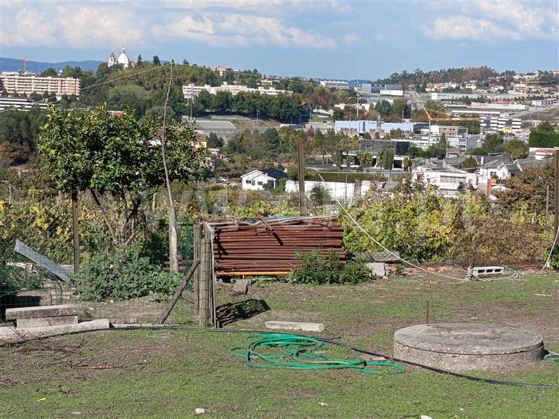 Terreno / Penafiel, Duas Igrejas