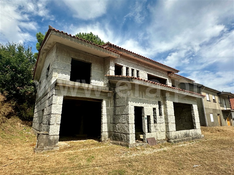 Terreno / Ribeira de Pena, Canedo