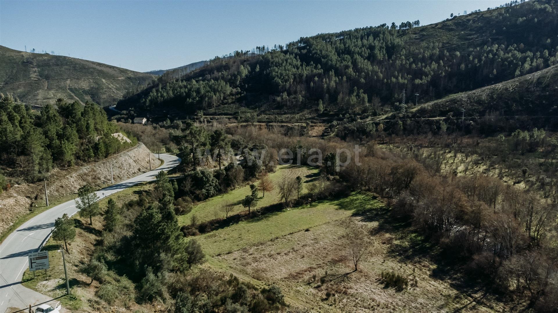 Terreno junto ao Rio Zêzere – Serra da Estrela