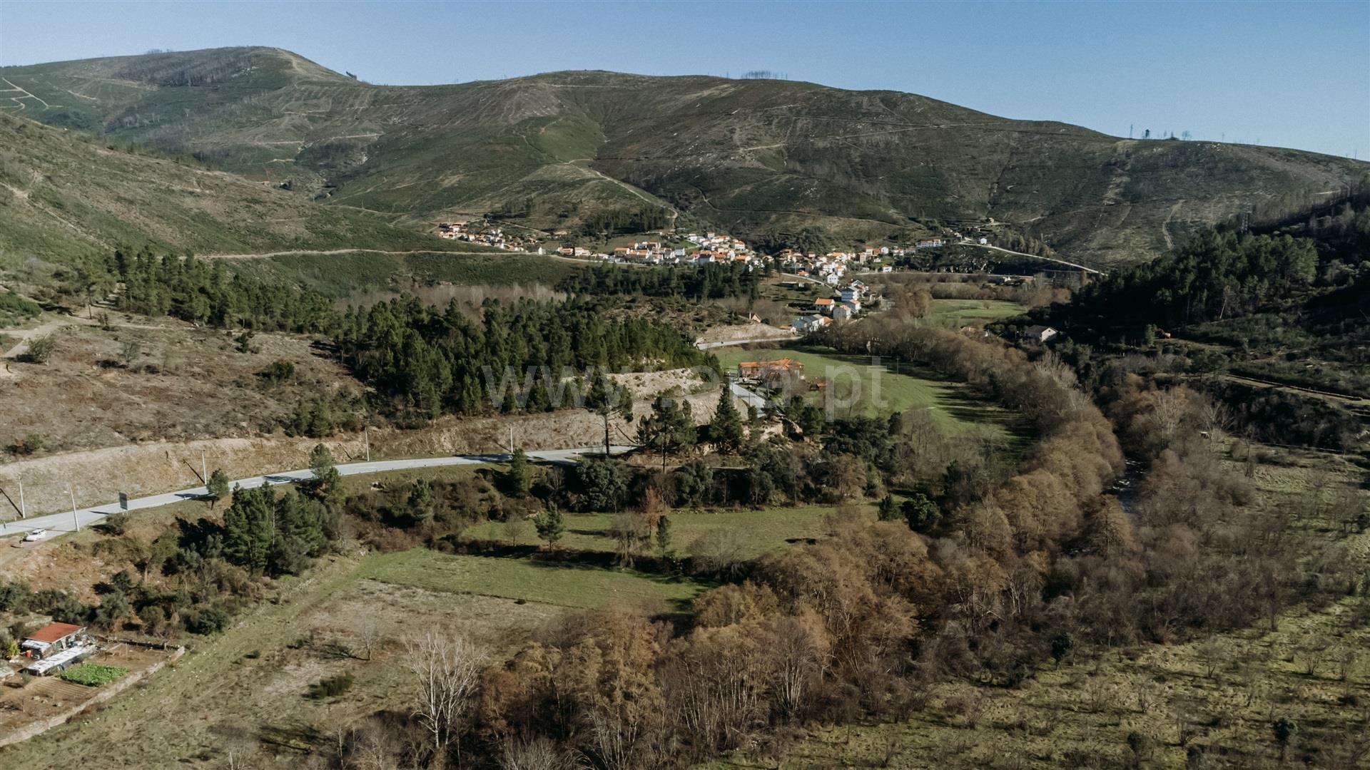 Terreno junto ao Rio Zêzere – Serra da Estrela
