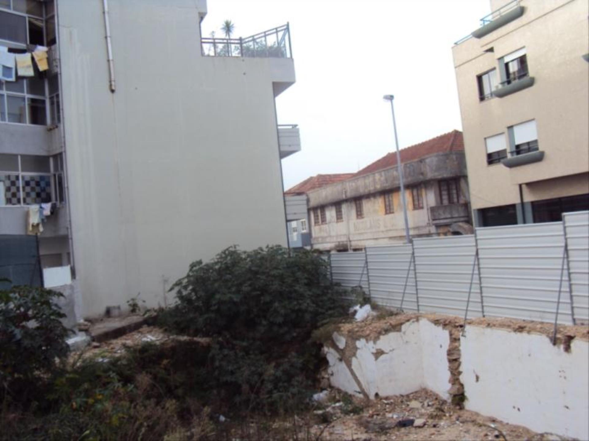 Land for sale in São João da Madeira, Portugal — €125,000