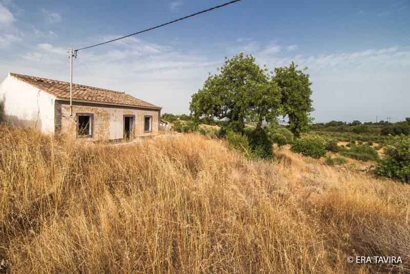 Terreno urbano_Tavira_solo fértil_vista mar_infraestruturas concluídas